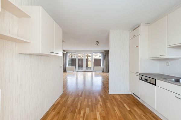 Foto - Te koop: Ruime dubbele benedenwoning met parkeerplaats!